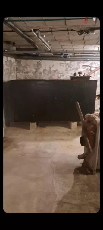 DEPOSE D'UNE CUVE DE 2000 LITRES