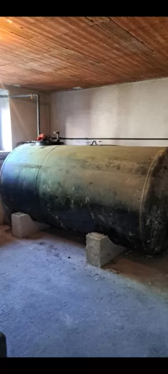 DEPOSE D'UNE CUVE A FIOUL DE 2500 LITRES