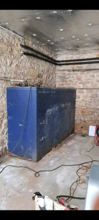 DEPOSE D'UNE CUVE DE 2800 LITRES