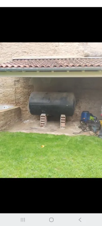 DEPOSE D'UNE CUVE DE 2000 LITRES
