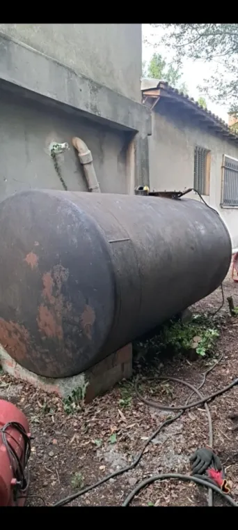 DEPOSE D'UNE CUVE DE 4000 LITRES